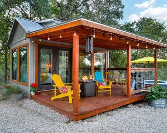 Tiny Farmhouse Getaway - Hondo - Патіо
