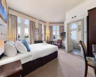 Harte And Garter Hotel - Windsor - Bedroom