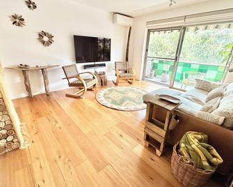 One Bedroom Apartment And Carport Close To Beaches, Airport,cbd - Sydney - Living room