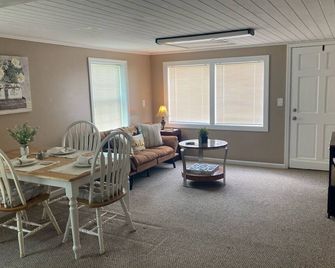 1 Room on Main Street w/ kitchenette- Main Street , Shallotte between HB and OIB - Shallotte - Dining room