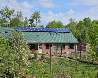 Incredible Guest Suite - Unique Off-Grid Lodging Experience with Sled Dogs in Minnesota - Grand Marais - Building