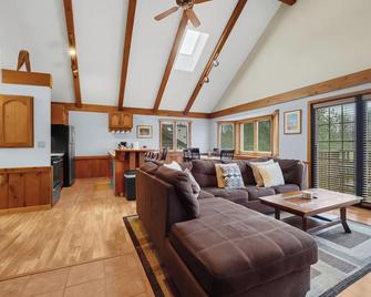 Crystal Mountain Condo: Fresh Beginnings and Fun Times at Crystal Mountain! - Thompsonville - Living room