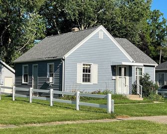 Charming 2-bedroom house minutes from downtown Battle Creek. - Battle Creek - Building