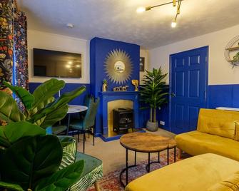 Stay in the heart of Isle of Wight in 2BDR apt - Newport - Living room