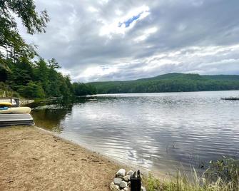 Lake Luzerne Cottage with Lake Rights 15 Min from Lake George - Lake Luzerne - Beach