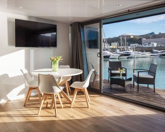 Ormer floating pod in St Helier Marina - Jersey - Salle à manger