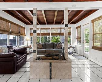 Flexible Policies- Coral House!, with private pool! Steps away from Kings Bay - Crystal River - Huiskamer