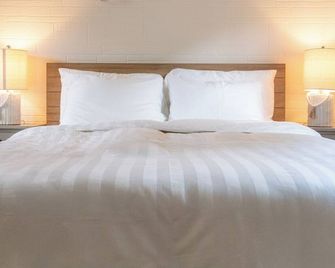 Minutes from Downtown & Beach. Cottage on a Park in a Historic Neighborhood - West Palm Beach - Bedroom