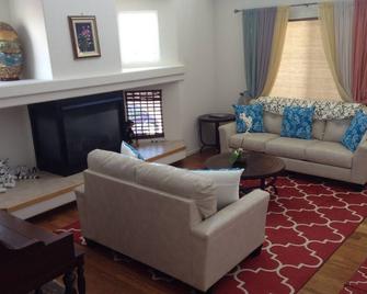 Updated Urban Retreat Near Dia - דנבר - סלון