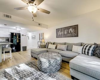 Sevierville Condo with Balcony and Pool Access! - Sevierville - Living room