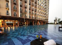 Azalea Suites Cikarang by Jayakarta Group - Cikarang - Pool