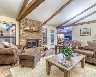 Modern Tollgate Home - Hot Tub, Half Acre Lot - Sisters - Living room