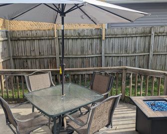 Private, Bright Upstairs Apartment - Manitowoc - Balkon