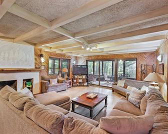 Unplug & Relax At Our Tennessee River Cabin Getaway - Hunt, Fish, & See Bigfoot! - Parsons - Вітальня