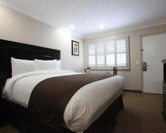 Raincross Hotel Riverside - Riverside - Yatak Odası