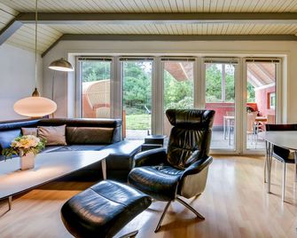 Child-friendly thatched cottage on a large plot. Natural property from private owner - Romo - Sala de estar
