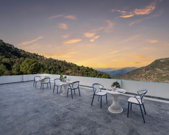 Treehouse Kasauli By Splendid Retreat Hotels - 格紹利 - 陽台