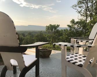 Mid Century Modern Panoramic Mountain View House - New Paltz - Patio