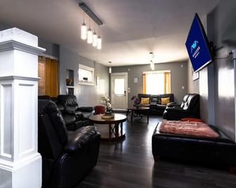 The Double Down Complex Perfect for large Groups - Niagara Falls - Oturma odası