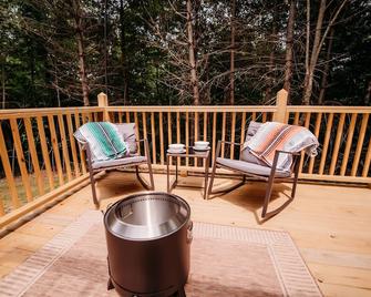 Black Creek Glamping near Brimstone - Huntsville - Balcón