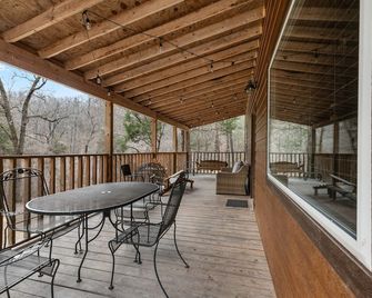 near Jasper, secluded, close to Buffalo River, hiking, WIFI, Arcade game, - Marble Falls - Balcony