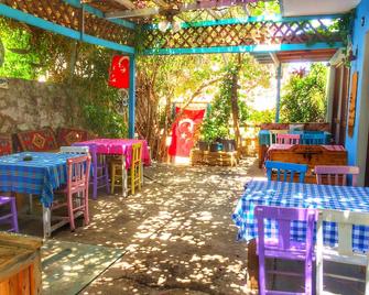 Parmis Rooms - Cesme - Restaurante