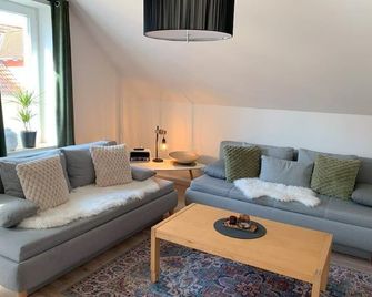 Central: Lovingly renovated 85m2 apartment in the Katharina Boardinghouse - Osnabrück - Wohnzimmer
