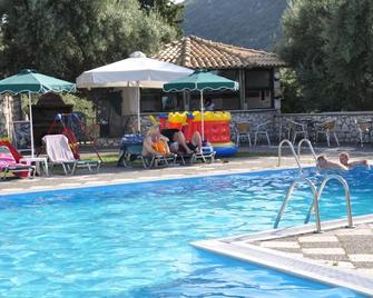 Santa Marina Hotel - Lefkáda - حوض السباحة