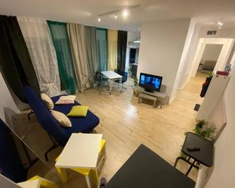 Green apartments 109-7 with roof top view - Bukares - Ruang tamu