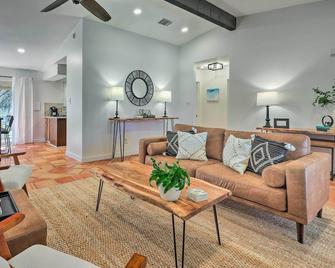 San Marcos Vacation Rental 4 Miles to Downtown! - San Marcos - Living room