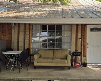 Cozy 2-bedroom Tiny home in amazing Coleman, just a 3 blocks from downtown. - Coleman - Patio