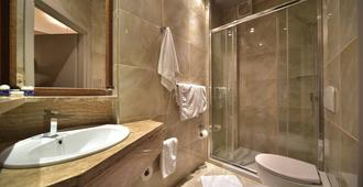 多羅城市酒店 - 地拉那 - 地拉那 - 浴室