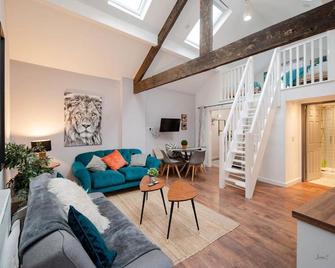 Apartment 2 Broadhurst Court sleeps 6, minutes from town centre & trains - Stockport - Living room