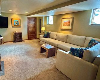 6-Bedroom Tudor in The Downtown Historic - Salt Lake City - Living room