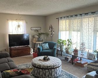COZY Minutes to Weston, World Cup, other Kansas City venues. - Platte City - Вітальня