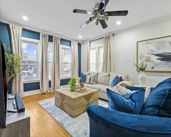 Oak Park 5bd 2bth sleeps 11 with 3 private parking - Oak Park - Living room
