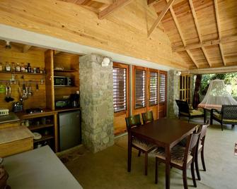 Mango riverside cottage - La Plaine - Dining room