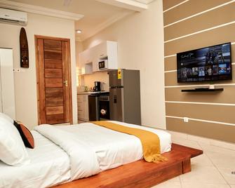 Charming Rooftop Apartments- Strong Wi-Fi & 40percent Long-stay Disc - Accra - Bedroom