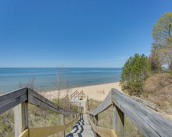 4-Season Gold Coast Cottage, 2 Mi to Winter Sports - Muskegon - Beach
