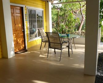 Private and peaceful waterfront oasis, walking distance to all amenities. - West End - Patio