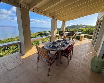 Oceanfront Beach house, Pool, Private Path to beach - Saint Thomas Island - Balcón