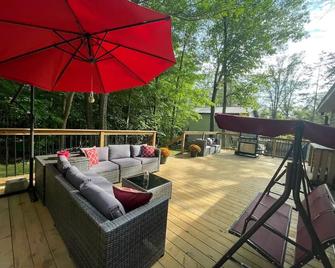 Cheerful 4-bedroom cottage in nature setting - Tay - Balcony