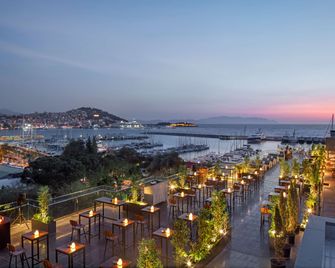 دبل تري باي هيلتون كوساداسي - كوساداسي - مطعم