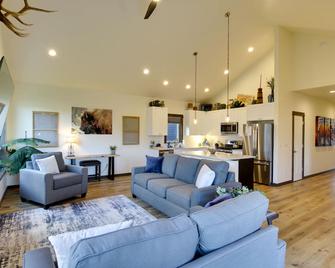 Pet-Friendly Bozeman Home about 7 Mi to Downtown! - Bozeman - Living room