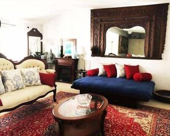 Elegant Spacious Private Studio ~ Upscale Berkeley - Berkeley - Living room