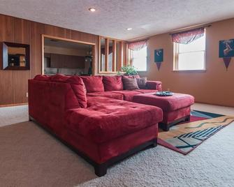 The Manhattan 2BR apartment in historical downtown - Fairbury - Living room