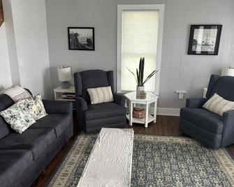 Sweet Mary 2 Bedroom Home by RedAwning - Jamestown - Wohnzimmer
