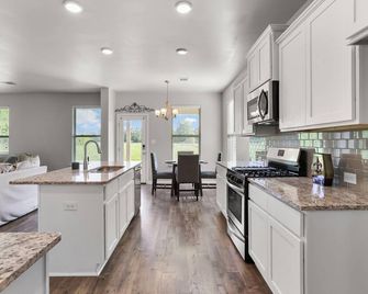 Lovely 5-bedroom house in charming Zachary - Zachary - Kitchen