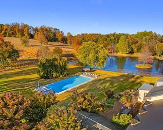 Idyllic 50 Acre Retreat w/ Pool, Tennis, Fishing; Built for XL Groups to Escape! - Malvern - Pool