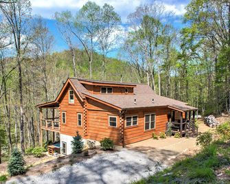 Hemlock Creek Cabin | Spacious Cabin with Game Room, Hot Tub, Fire Pit and Trails - Spruce Pine - Edificio